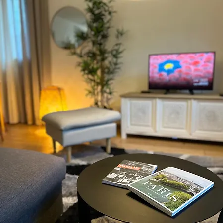 Big Eiffel Tower View * פריז