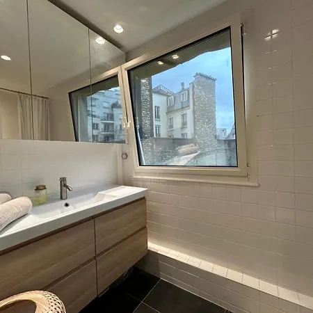 Big Eiffel Tower View * パリ