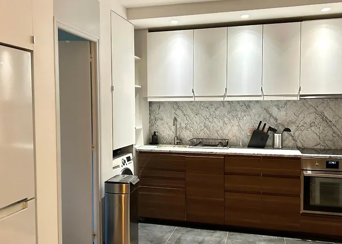 Big Eiffel Tower View *